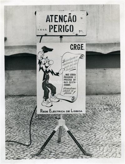 Publicidade das C.R.G.E _ Cartaz de aviso de obras. O Faísca _ 1952-05-01 _ FNI _ 15168 _ 27.jpg