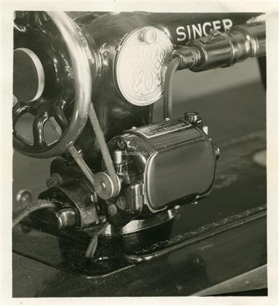 Publicidade das C.R.G.E _ Máquina de costura Singer. Pormenor do motor _ 1900-00-00 _ FNI _ 15172 _ 49.jpg