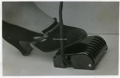 Publicidade das C.R.G.E _ Máquina de costura. Pormenor do pedal eléctrico _ 1900-00-00 _ FNI _ 15172 _ 50.jpg