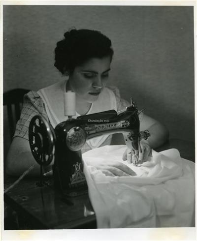 Publicidade das C.R.G.E _ Máquina de costura Singer a ser utilizada _ 1938-11-11 _ FNI _ 15172 _ 51.jpg