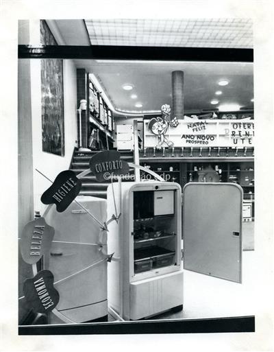 Publicidade das C.R.G.E. _ Salão de vendas da rua Garrett. Montra de frigorificos _ 1953-01-08 _ FNI _ 15186 _ 124.jpg