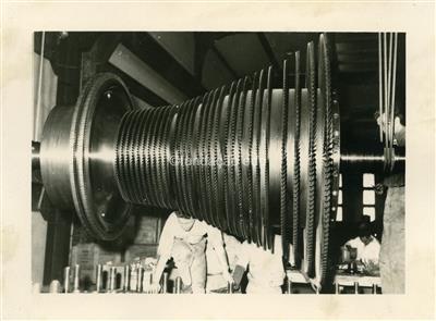 0304_Outros aspectos da montagem do rotor da 1ª turbina de 15 MW_05set1961_FNI.jpg