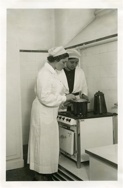 65_Publicidade das C.R.G.E _ Curso prático de cozinha _ 1937-05 _ FNI _ 15173 _ 65.jpg
