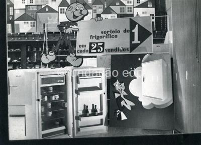 Companhias Reunidas Gás e Electricidade Montra de electrodomésticos _ 1958-08-11 _ FNI _ 13329 _11.jpg