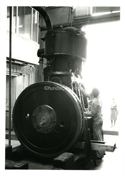 Museu da Electricidade _ Pormenor do Grupo gerador da Central eléctrica da fábrica da SIDUL _ [1980-90-00-00] _ FNI _ 14409 _ 129.jpg