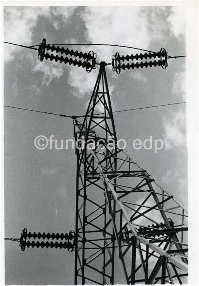 Linha a 220 kV  _ Amarrações de um poste de alta tensão _ [1964-09-25] _ FNI _ 13333 _96.jpg