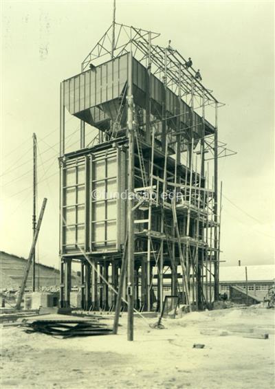 C.R.G.E. - Fábrica de gás da Matinha _ Fornos. Montagem da estrutura metálica _ 1939-09-23 _ Kurt Pinto _ 15139 _ 48.jpg