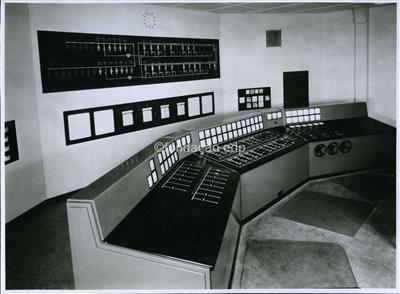 Central Tejo_Mesa e painel de comando no interior da sala de comando da subestação_1954-1962-00-00_FNI_1.jpg