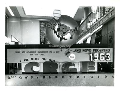 Publicidade das C.R.G.E. _ Salão de vendas da rua Garrett. Campanha publicitária  _ 1963-01-10 _ FNI _ 15186 _ 190.jpg