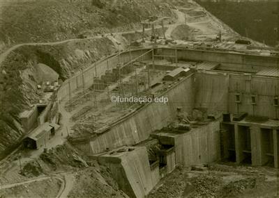 Aproveitamento hidroeléctrico da Valeira _ Vista geral da subestação em fase de montagem_388.jpg