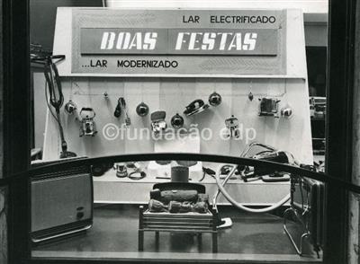 Companhias Reunidas Gás e Electricidade Montra de electrodomésticos _ 1960-01-19 _ FNI _ 13329 _4.jpg