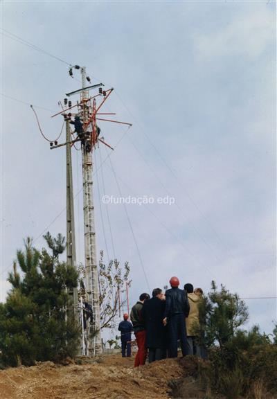 Rede Eléctrica n.º 67 _ Centro de Distribuição Viseu da EDP visita a um alteamento de uma linha de Média Tensão _ [1987-02-00] _ FNI _ 14109 _ 8.jpg