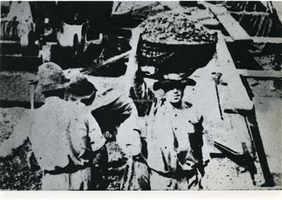 Central Tejo _ Descarga de carvão, alcochetanos _ 1930-00-00 _ FNI _ 15268 _ 13.jpg