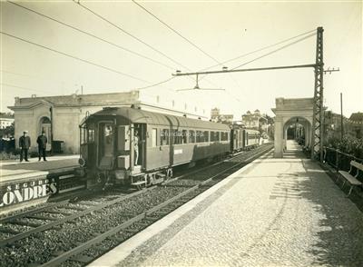 Sociedade Estoril - Estoril (caminho-de-ferro) _ Sud-express na estação _ 1938-04-00 _ Kurt Pinto _ 15144 _ 14.jpg