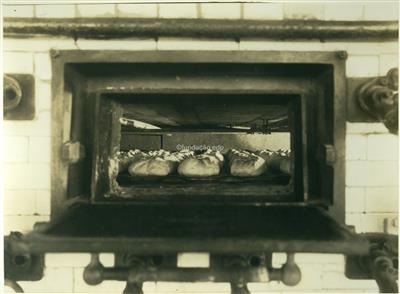 C.R.G.E. - Companhia Nacional de Alimentação _ Forno de panificação - Passagem do pão no interior do forno, vendo-se um queimador _ 19-00-00 _ Kurt Pinto _ 15130 _ 33.jpg